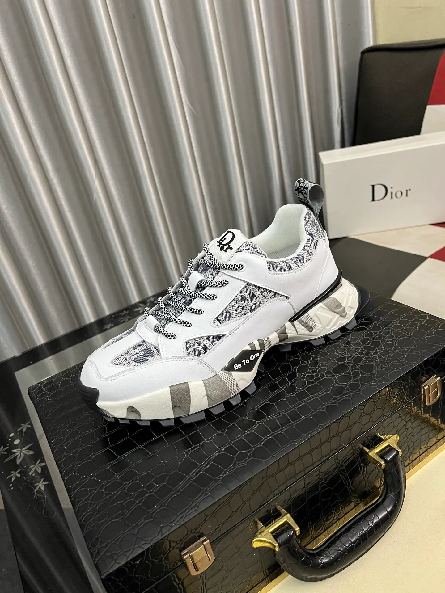 Men's Men's Shoes💰458⌚️⌚️Dior unique modern style sneakers. Counter purchasing 🏃casual leather shoes😍😍 original cowhide leather imported from Italy (refuses to discolor and grind feet) soles: original soles specially provided by the original factory, super cool😍 lace up and walk with wind👍 style design ⚠️ super comfortable and wear-resistant original soles. Just like shooting the real thing 🎬The real thing is better Code number: 38-443️⃣Colors available